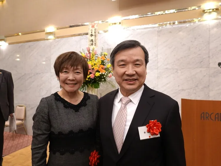日本前首相安倍晉三的遺孀安倍昭惠（左）22日接受「日本李登輝之友會」邀請發表演講時表示，「日本有李登輝之友會、台灣有安倍晉三之友會，期盼台日的友好關係持續流長」。駐日代表李逸洋（右）以貴賓身分出席這場日本李友會的集會。 中央社