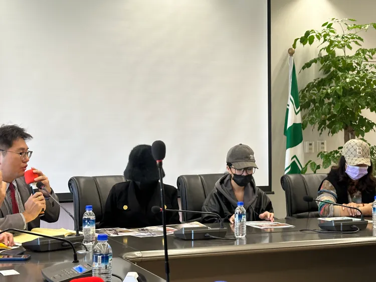 2名受害人今天在律師及家人陪同下開記者會，懷疑是醫美診所的麻醉藥出問題。民眾提供