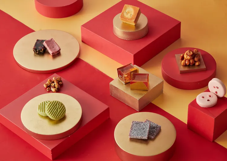 蜂蜜燕窩黃金糖 以蜂蜜、桂花與燕窩精製，融匯繁複工法與精準控溫，桂花清香與蜂蜜甘甜層層交織，口感清爽Q彈，堪稱采采食茶經典茶點。業者提供