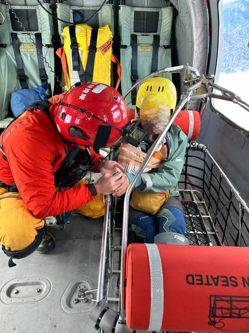 8人登山隊攀馬博拉斯橫斷 51歲女摔斷右手!空勤直升機吊掛救援