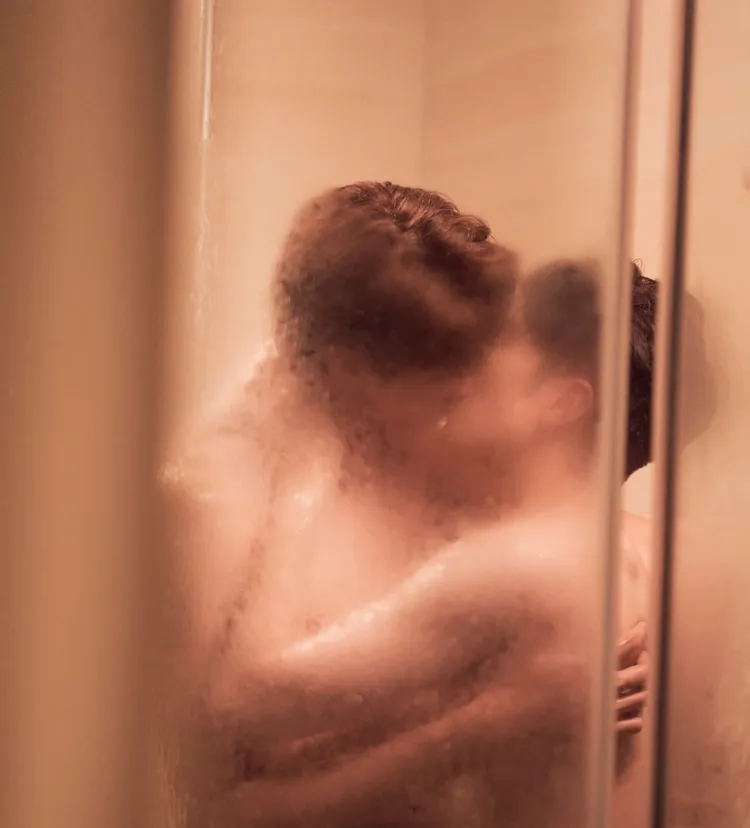 金雲（左）與林宇裸身在淋浴間擁吻。大鴻藝術BIG ART提供