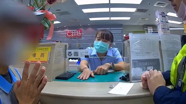 警方請張男刪除手機內所有投資群組，張男竟雙手合十央求「不要這樣」。民眾提供