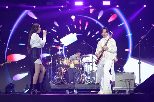 新北耶诞城演唱会DAY2!人气团体告五人压轴登场神曲连发 20万乐迷感动大合唱成大型KTV