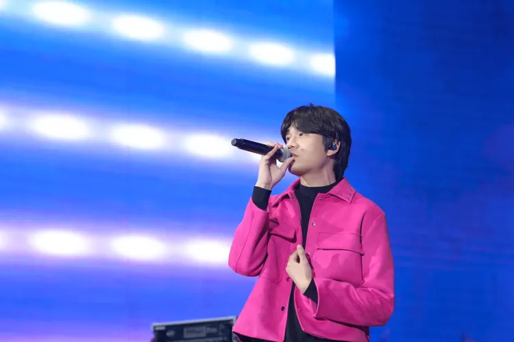 「金曲樂團」宇宙人登臺演唱〈那你呢〉、〈藍色的你〉及〈如果我們還在一起〉等神曲。觀光局提供