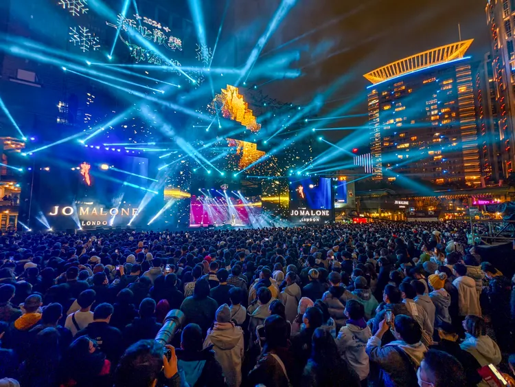 新北歡樂耶誕城「魔幻巨星耶誕演唱會」現場湧入滿滿的歌迷同歡。觀光局提供