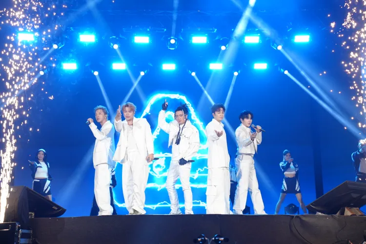 合體回歸後人氣狂飆的Energy今天首登耶誕城，為魔幻巨星演唱會「圓夢之夜」熱鬧開場。觀光局提供