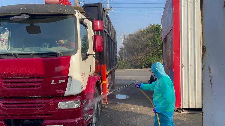 彰化縣動防處加強染疫蛋雞場消毒工作。縣府提供