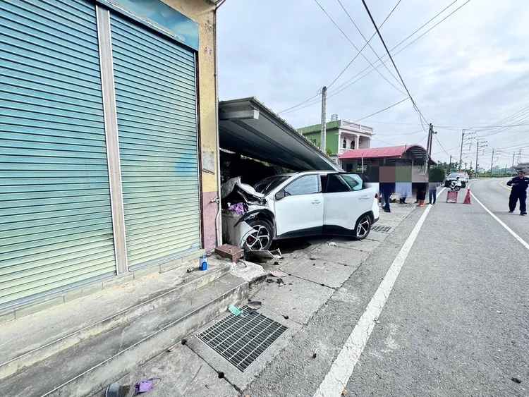 附近民眾聽到巨響，出門查看才發現是自撞車禍。翻攝ˋ照片