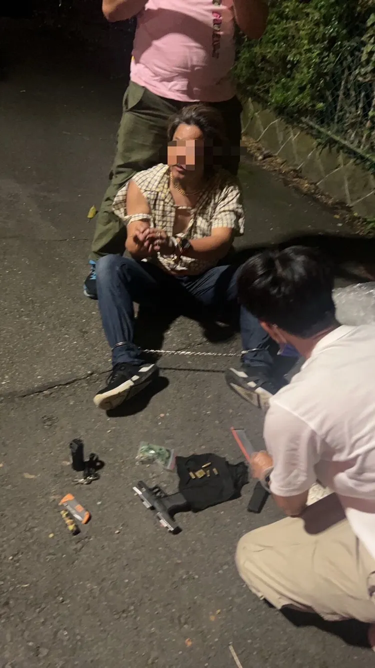 張志傑掏槍拒捕被壓制。翻攝畫面