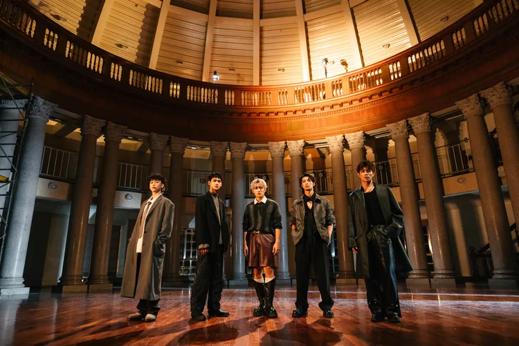 FEniX(左起：家齊、浦洋、成隆、MAX、峻廷。華納音樂提供