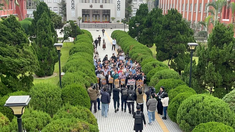 民進黨團前往立法院長辦公室討公道。記者葉家瑋攝