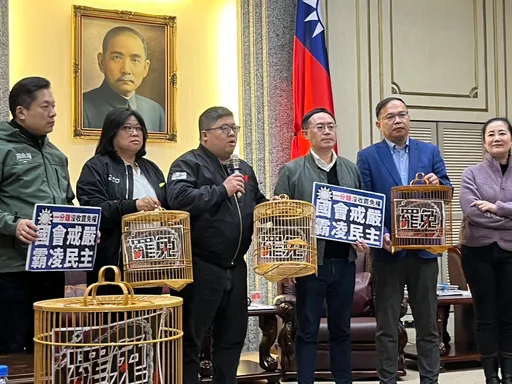 蔡易餘提鳥籠喊協尋韓國瑜！質疑「難道傅崐萁不准韓回立院？」