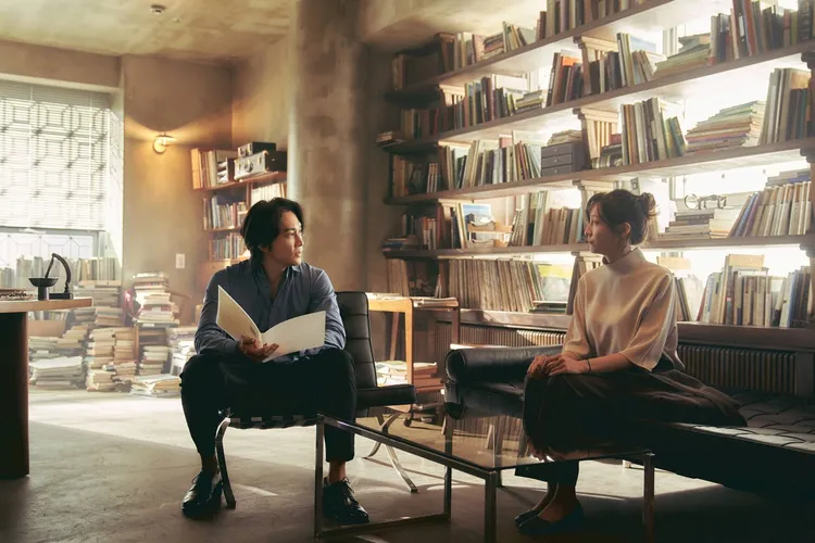 宋承憲（左）片中被朴智炫吸引。車庫娛樂提供