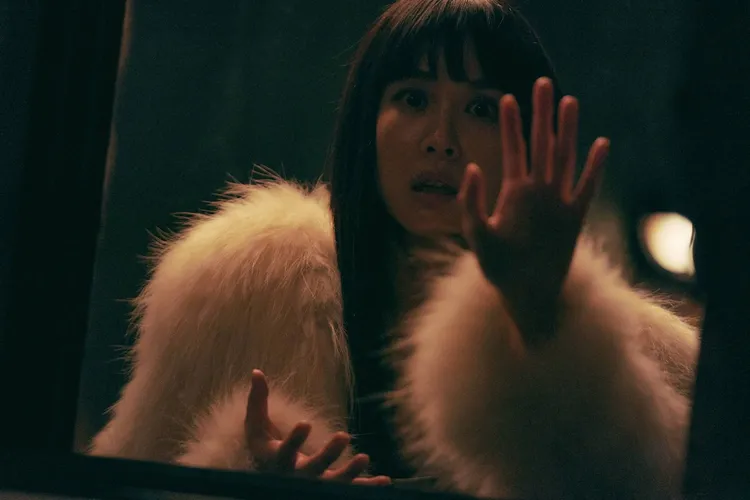 曹汝貞突然消失，被關在密室沒人發現。車庫娛樂提供