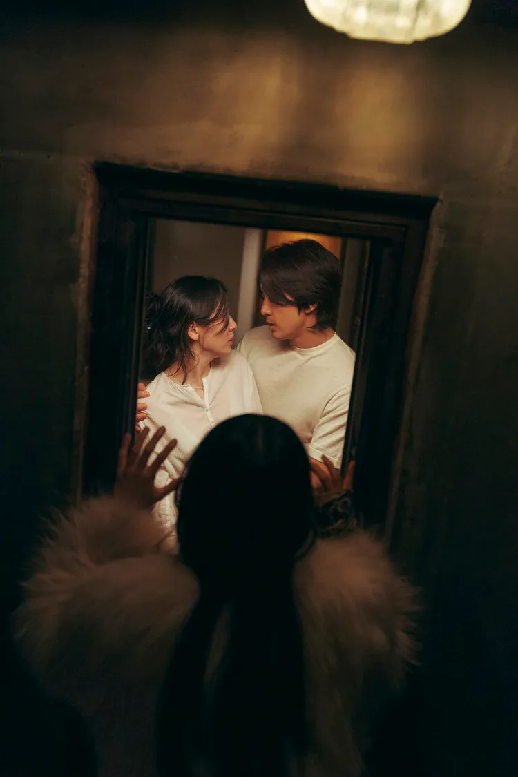 曹汝貞被關在自家密室，只能觀看未婚夫宋承憲出軌朴智炫。車庫娛樂提供