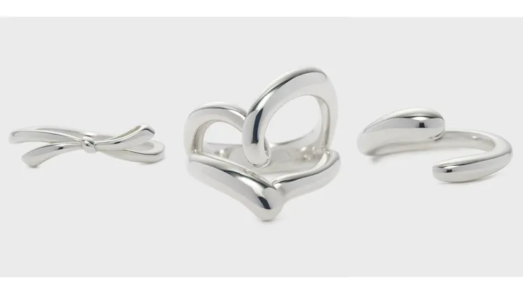 NOJESSSV絲帶蝴蝶結尾戒（左起）2300元、鏤空愛心尾戒4900元、擁抱尾戒3300元。品牌提供