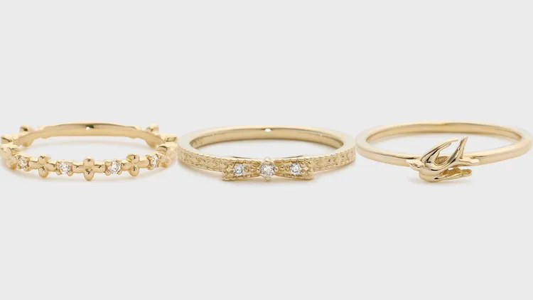 NOJESS含羞草尾戒（左起）1萬2400元、緞帶蝴蝶結尾戒1萬3100元、燕子尾戒1萬800元。品牌提供