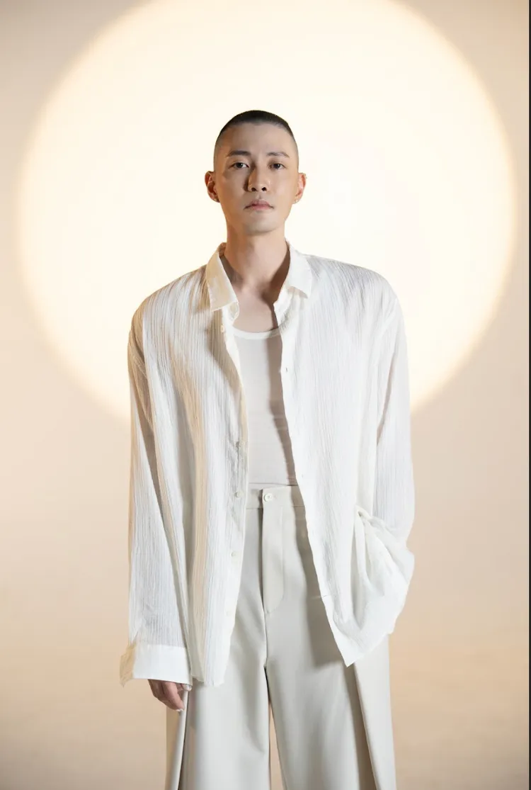 高真新造型「撞衫」在《周處除三害》中飾演「尊者」的陳以文老師。好撐音樂提供