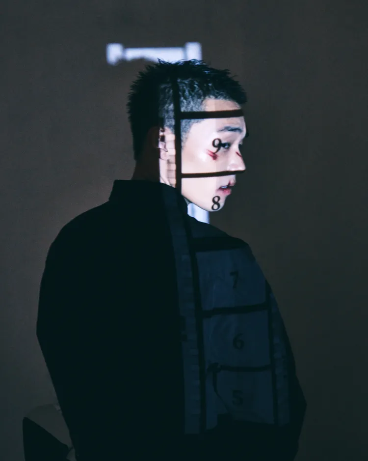 投影直接投向牧森，代表演員受大眾評論。周子娛樂提供