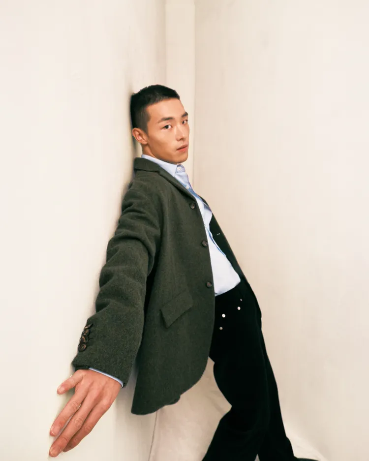 牧森拍攝攝影作品，展現對表演的熱情。周子娛樂提供