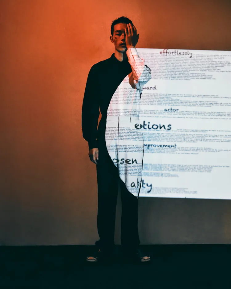 牧森利用投影效果，拍出具有創意的意境。周子娛樂提供