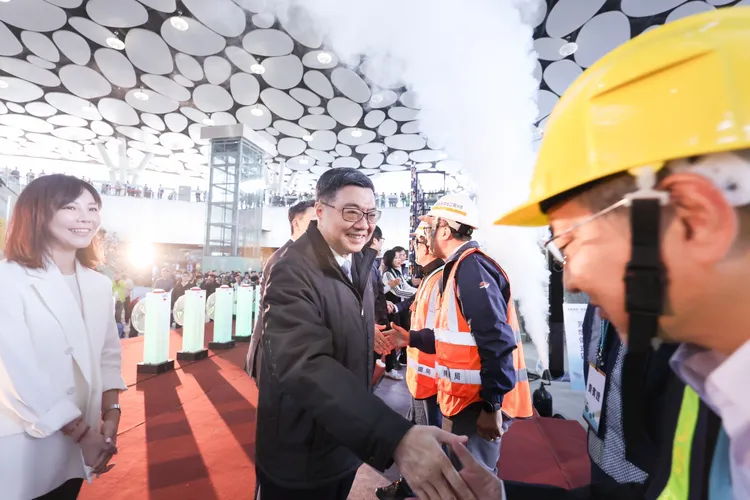 卓揆出席高雄新車站天棚啟用典禮，宣布高鐵南延經高雄站。行政院提供