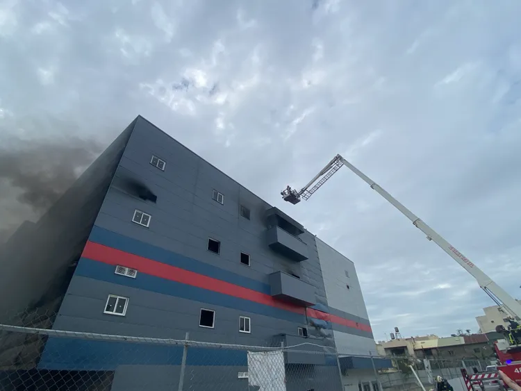 消防雲梯車搜尋受困者。民眾提供