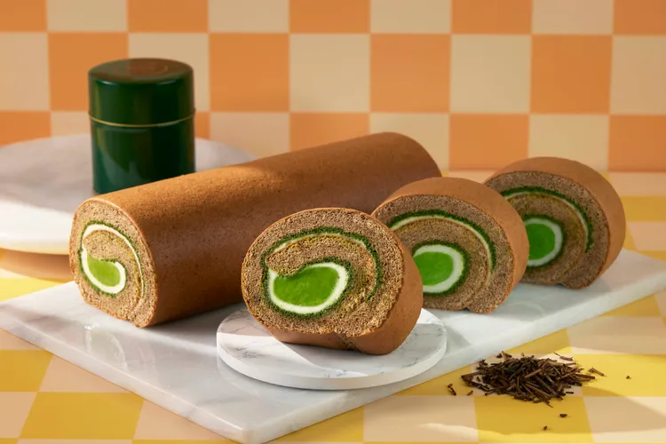 「抹茶生乳焙茶捲」香綿柔軟的焙茶戚風蛋糕輕裹著抹茶糖漿、起司生乳內餡以及抹茶香堤，展演焙茶與抹茶的雙重魅力。業者提供