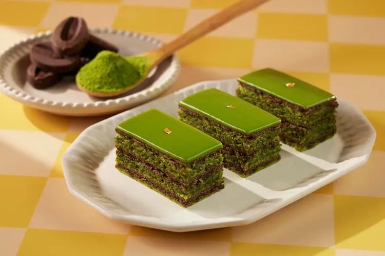 寒舍集團點心房行政主廚鄭吉賢以經典的法國甜點「歌劇院蛋糕」為靈感，以抹茶替代咖啡元素，匠心設計「抹茶歐培拉」。業者提供
