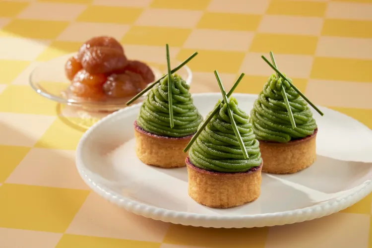 鄭吉賢主廚將法式傳統甜點「蒙布朗」幻化為日式風味的「抹茶蒙布朗」，一圈圈的外層為糖漬栗子製成的抹茶餡。業者提供
