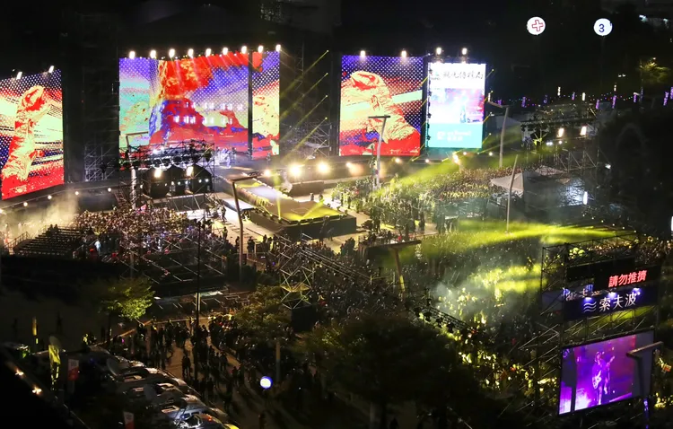 台北跨年晚會自晚間7時展開，現場人數仍在不斷增加。莊宗達攝