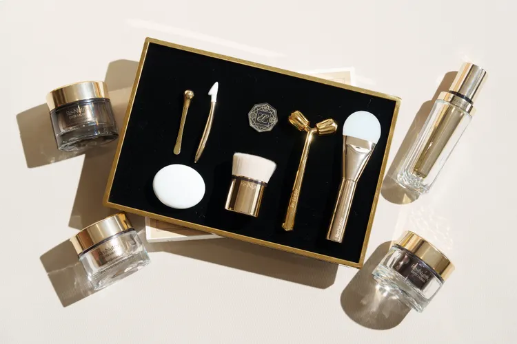 皮拉提斯臉部雕塑療程融合專業護膚手法與工藝級工具。品牌提供