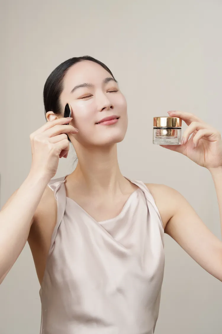 12月凡於雅詩蘭黛百貨護膚消費任一眼部產品，即贈黑鑽冷熱按摩匙。品牌提供