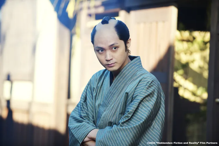 磯村勇斗在《八犬傳》飾演體弱多病的兒子。原創娛樂提供