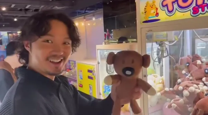 磯村勇斗來台挑戰夾娃娃機，挑戰10幾次後，在達人指導下終於成功。翻攝磯村勇斗IG