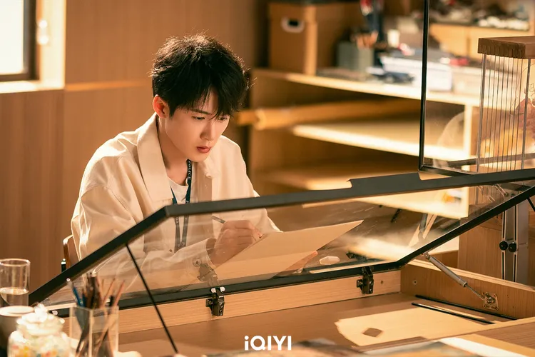 檀健次飾演模擬畫像師，有過目不忘的能力。愛奇藝國際站提供