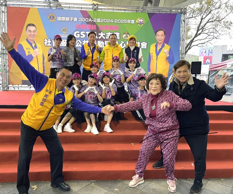 獅子會總監黃朝慶（左起）、阿姑、李朝永一起開心拍照。李朝永提供