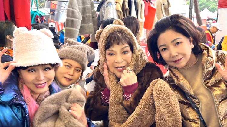 周遊（右二）與獅子會的姊妹一起合影。李朝永提供