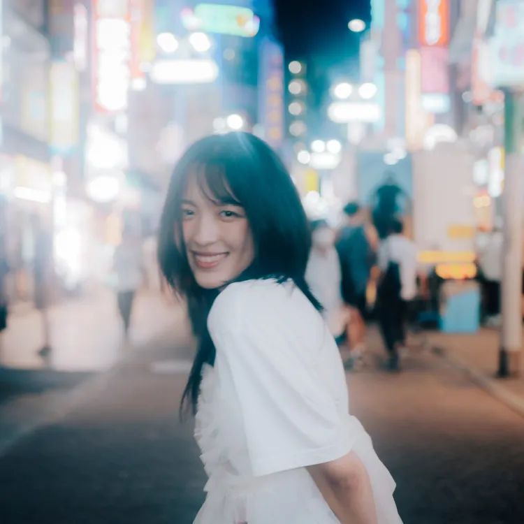 楊宜蓉原本是攻讀戲劇科，靠著愛哼唱及無師自通自學音樂。好撐音樂提供