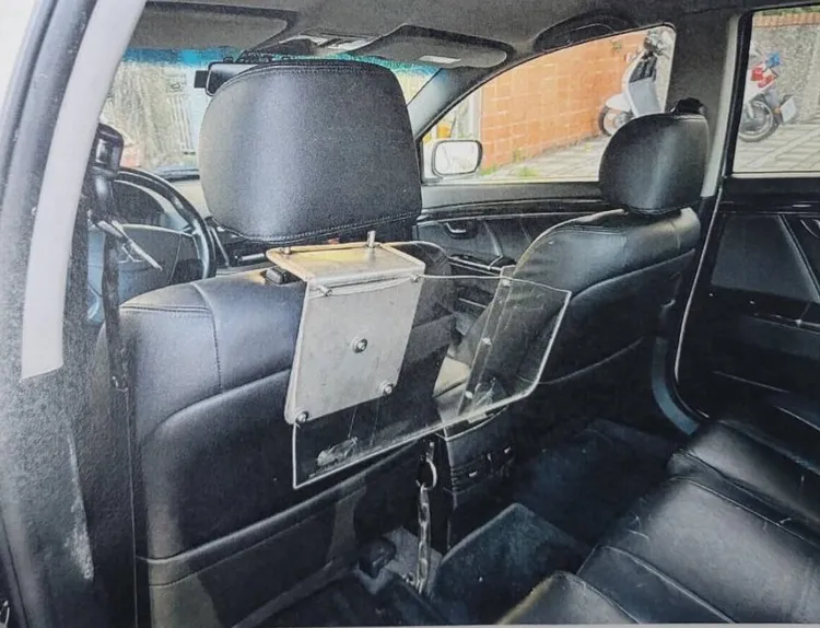 防彈板遭周男用頭撞破。警方提供