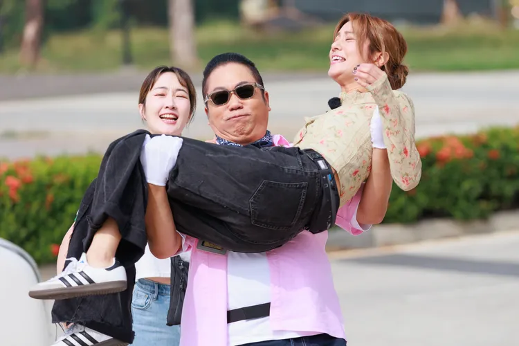 卜學亮（中）超值服務，一把抱起莎莎（右），左為巴鈺。好看娛樂提供