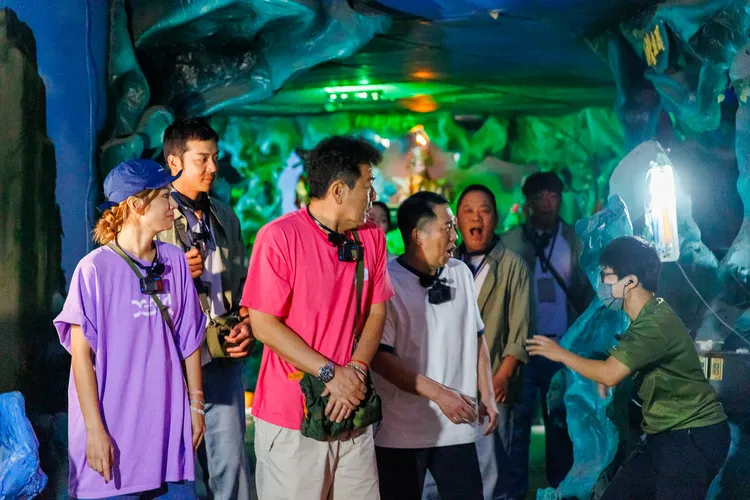 莎莎（左起）、姚元浩、庹宗康、屈中恆、卜學亮等體驗下地獄行程。好看娛樂提供