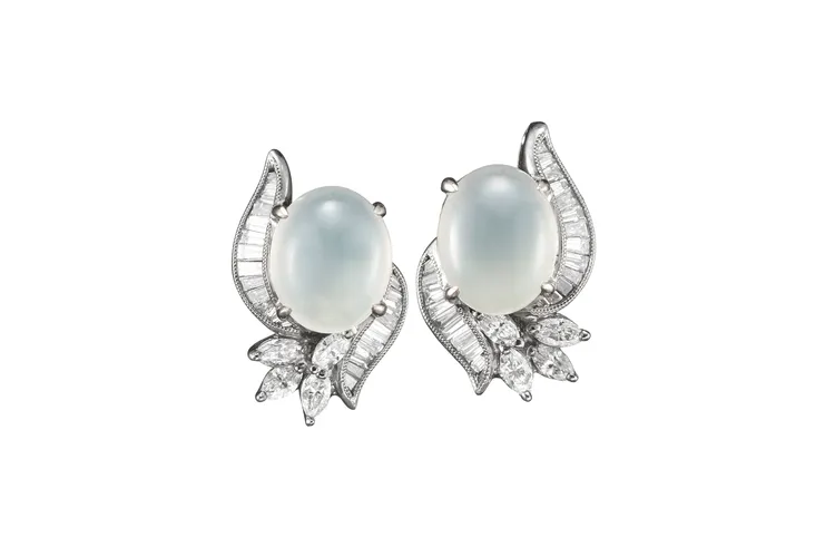 蛋面白翡鑲鑽耳環，13萬8000元。品牌提供