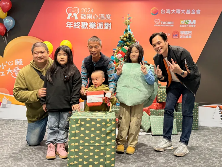 台灣大哥大總經理林之晨也親自參與活動致贈小孩們禮物。趙筱文攝影