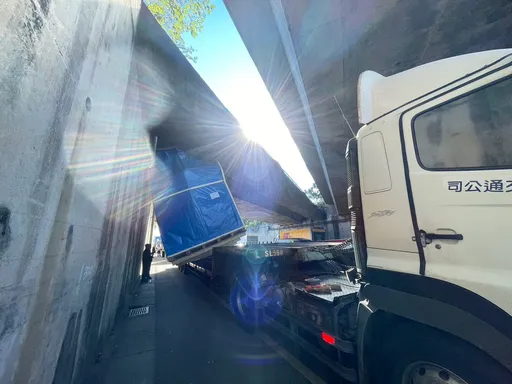 台66平鎮段聯結車車隊「初四啦」!撞高架橋墩害貨櫃傾斜險象生