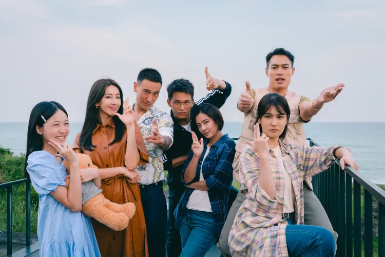 《太太太厲害》在台東拍攝一個月，劇組朝夕相處像家人。左起林品彤、隋棠、王陽明、黃奇斌、周采詩、楊祐寧、曾沛慈。鹿路電影提供
