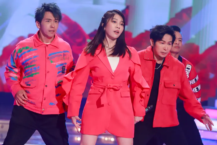 蔡家蓁（中）載歌載舞。民視提供