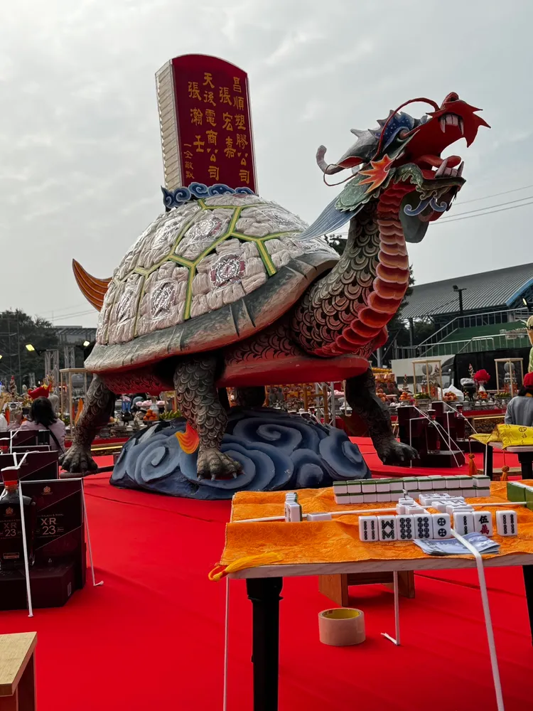 各式有各式普品以及逾8000份供品整齊擺設，場面盛大。民眾提供