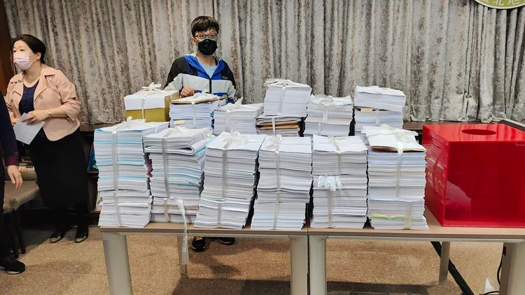 京華城弊案、政治獻金假帳案的148宗卷證資料堆滿桌面。張欽攝