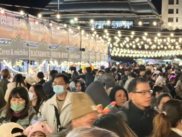 跨河煙火活動現場人潮眾多，市集商機暢旺。文化局提供